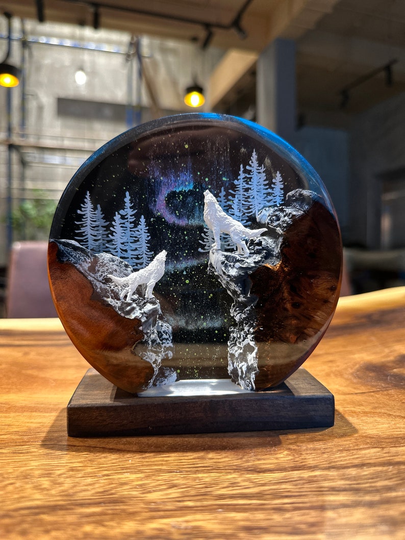 Silver Wolf Resin Lamp