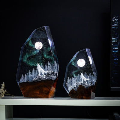 Howling Wolf Northern Lights Lamp