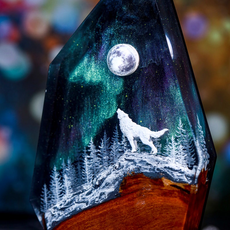 Howling Wolf Northern Lights Lamp