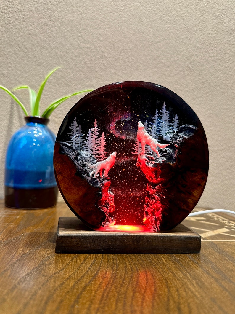 Silver Wolf Resin Lamp