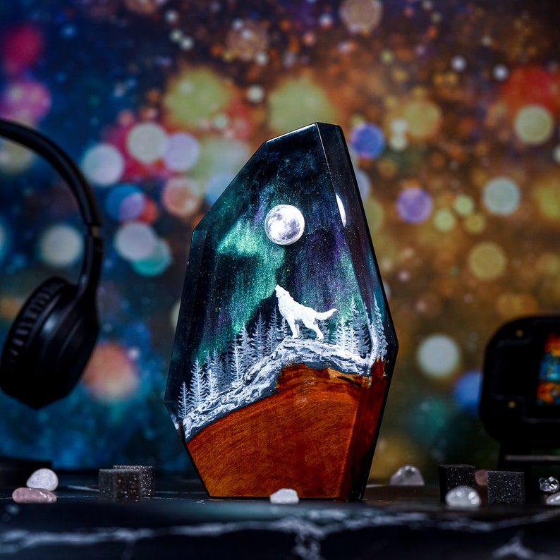 Howling Wolf Northern Lights Lamp