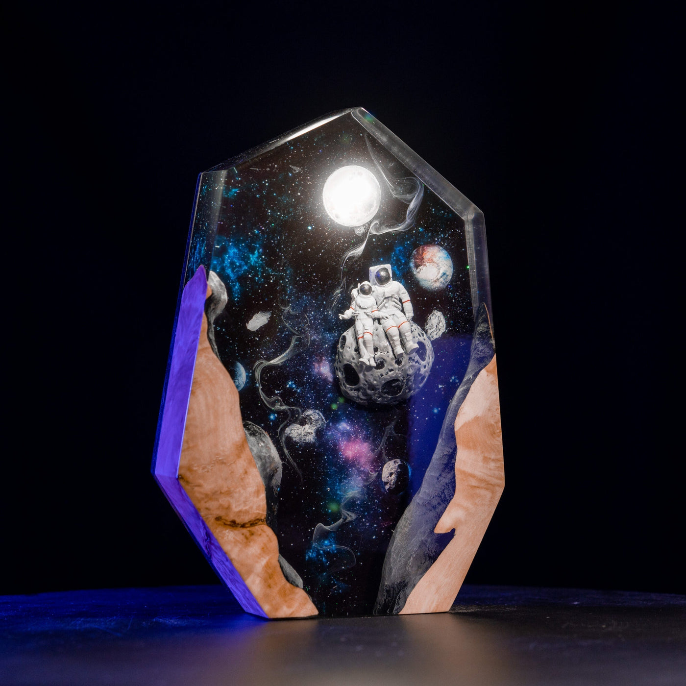 Astronauts in Galaxyspace Resin Lamp – Hexagon