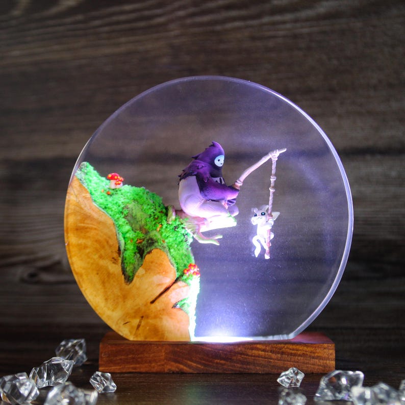 Shriek Resin Lamp