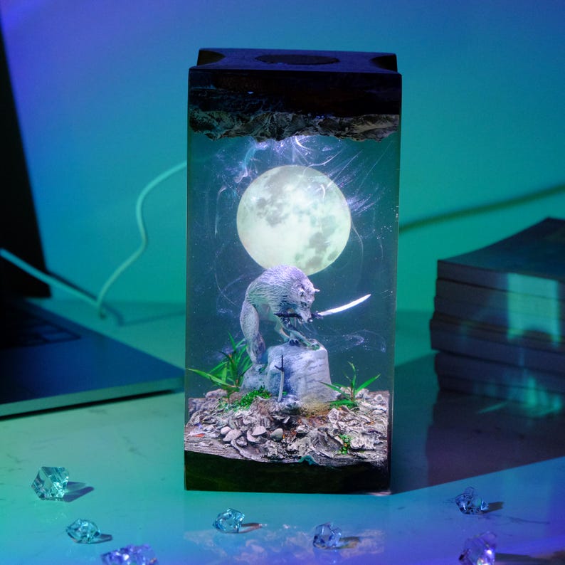 Fighting Wolf Resin Lamp