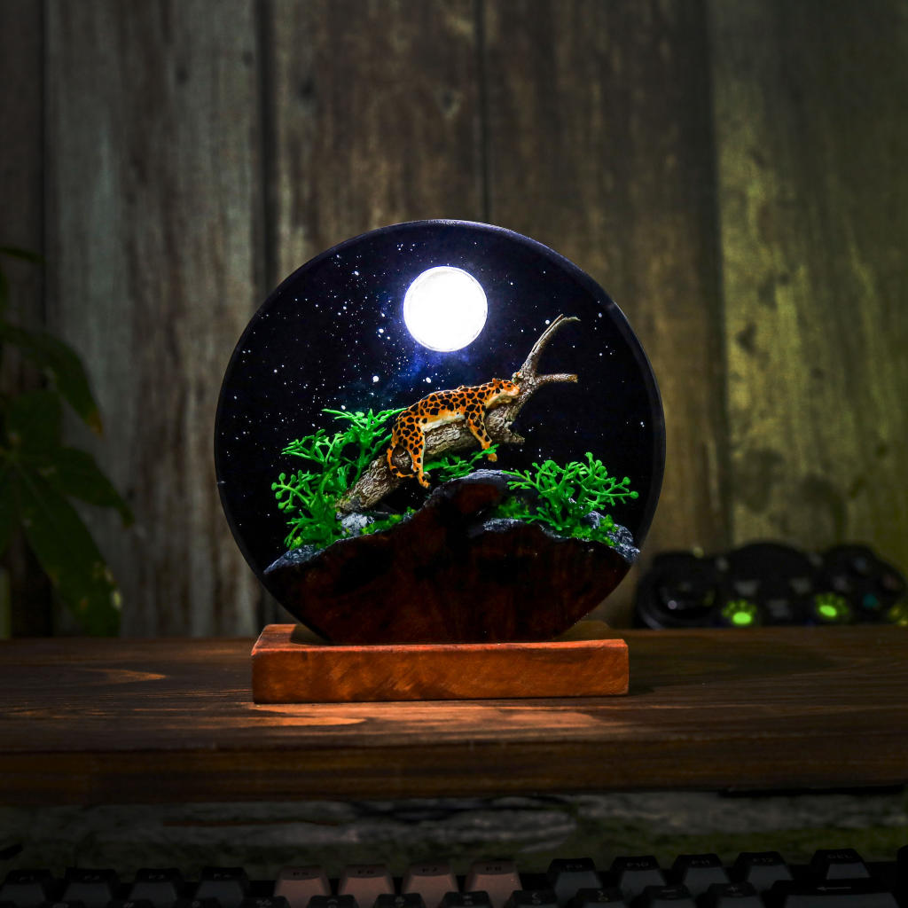 Circular Panther Resin Lamp