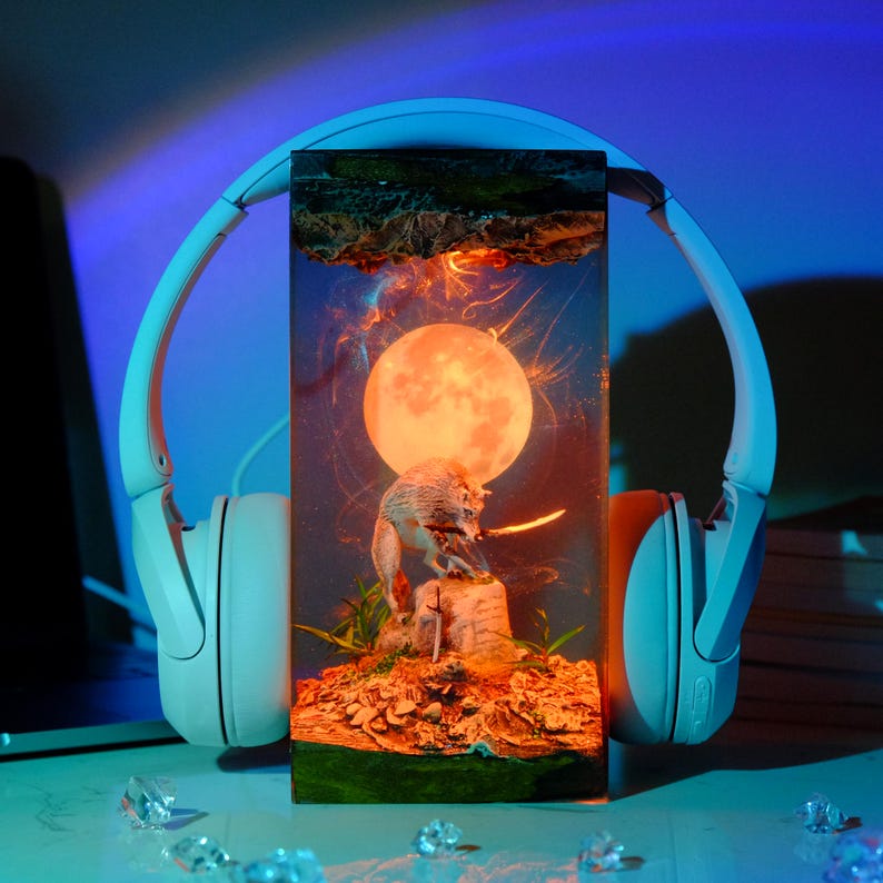 Fighting Wolf Resin Lamp