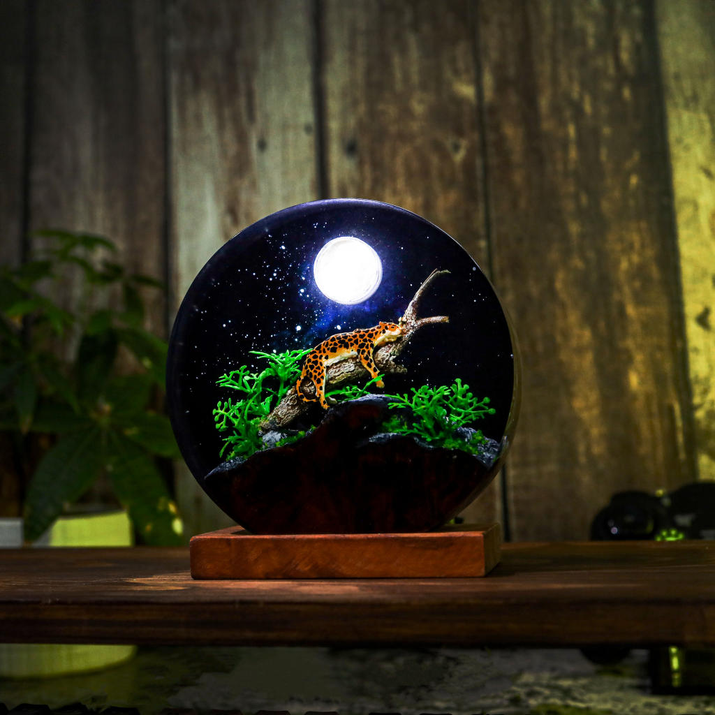 Circular Panther Resin Lamp