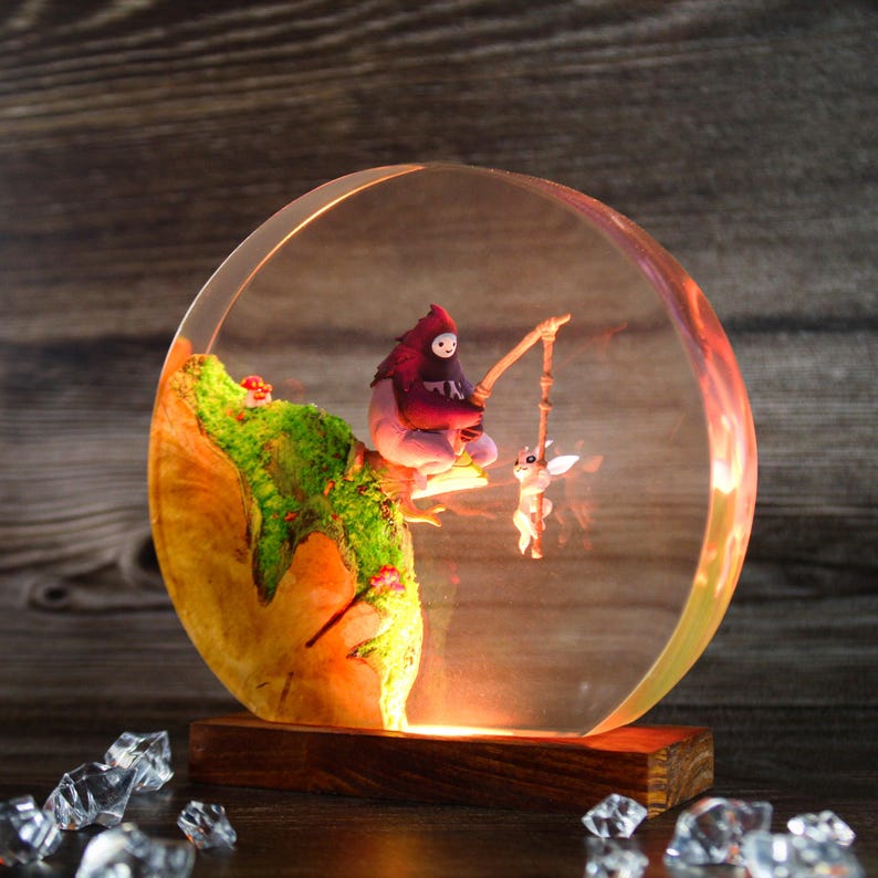 Shriek Resin Lamp