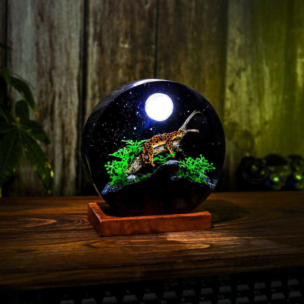 Circular Panther Resin Lamp