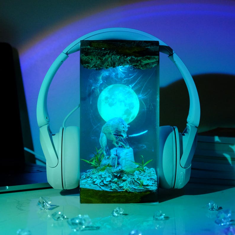 Fighting Wolf Resin Lamp