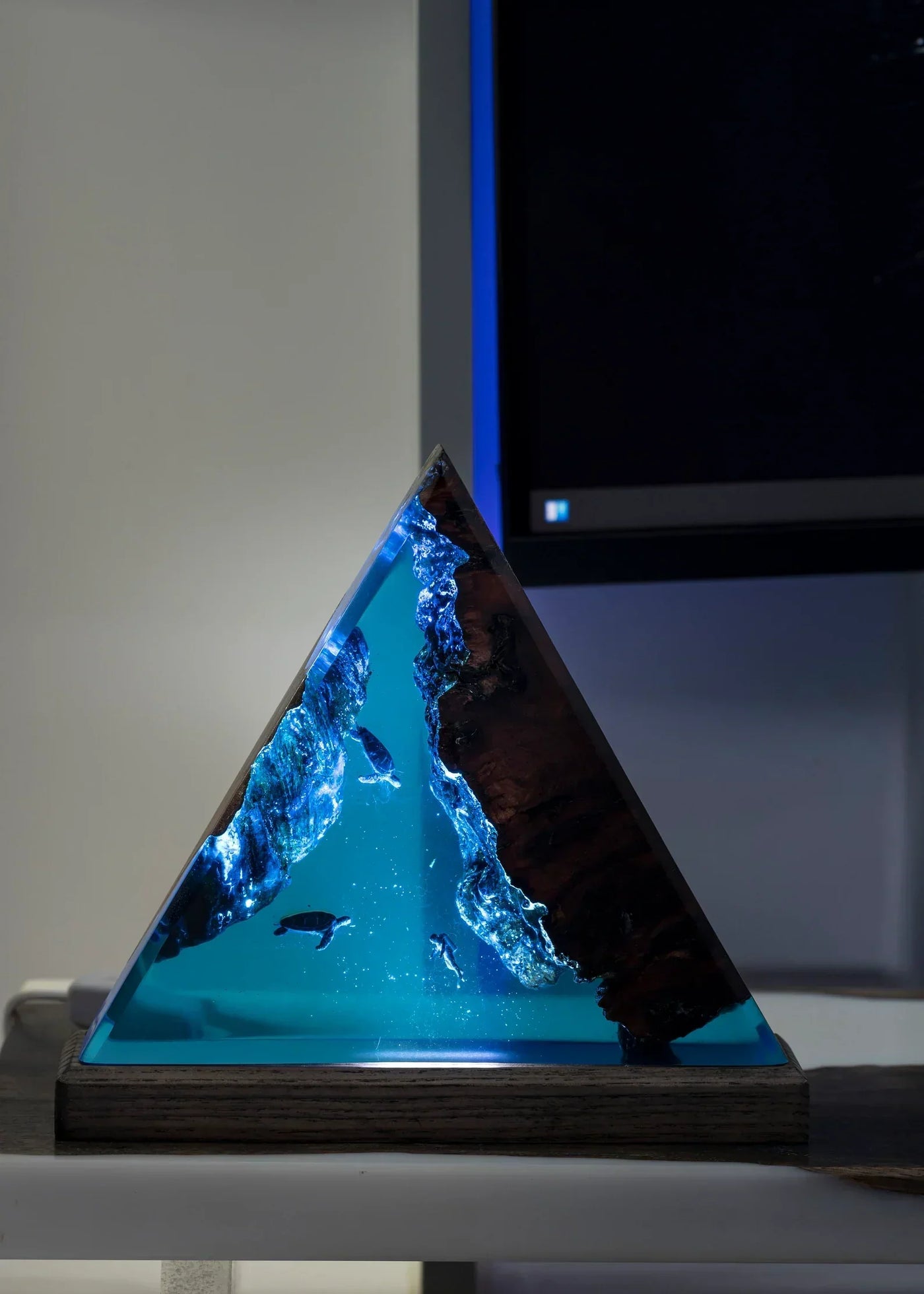 TRIANGLE DEEP SEA LAMP – EPOXY LAMP