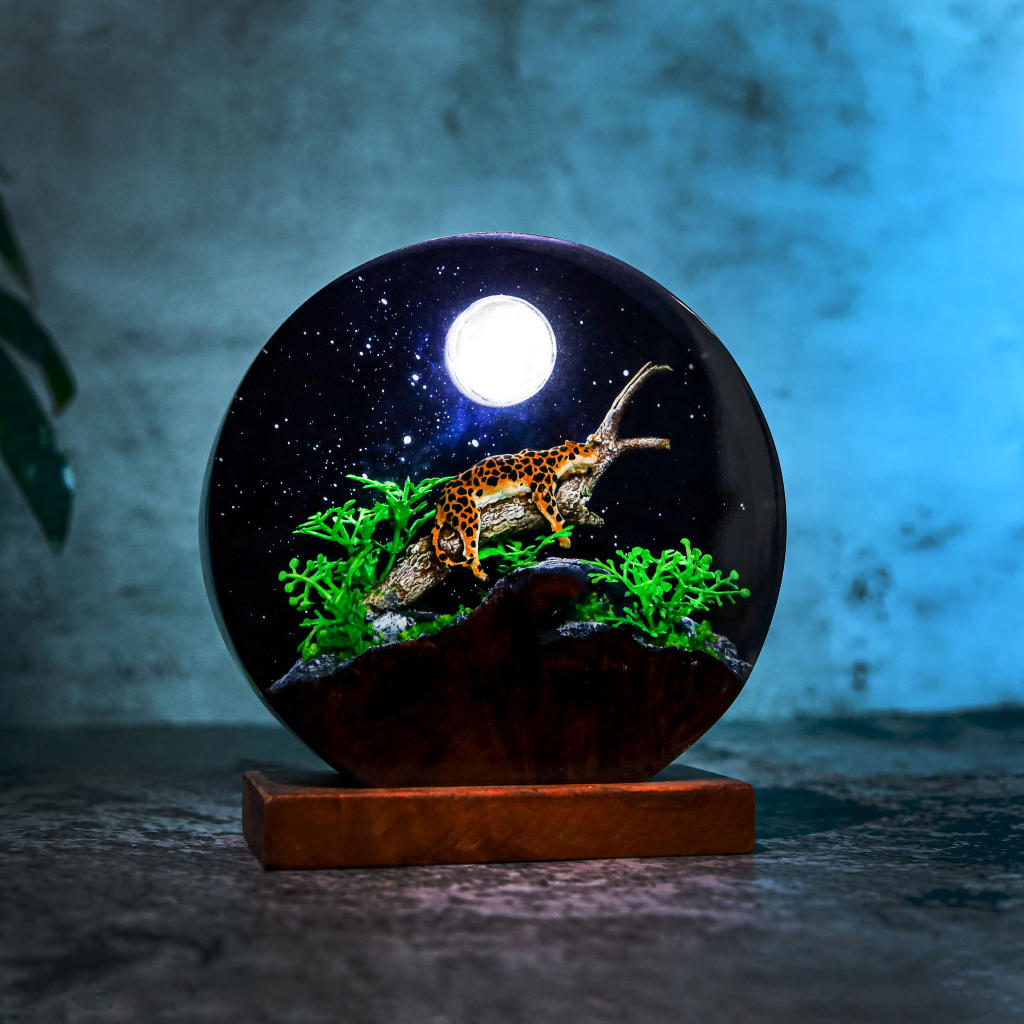 Circular Panther Resin Lamp