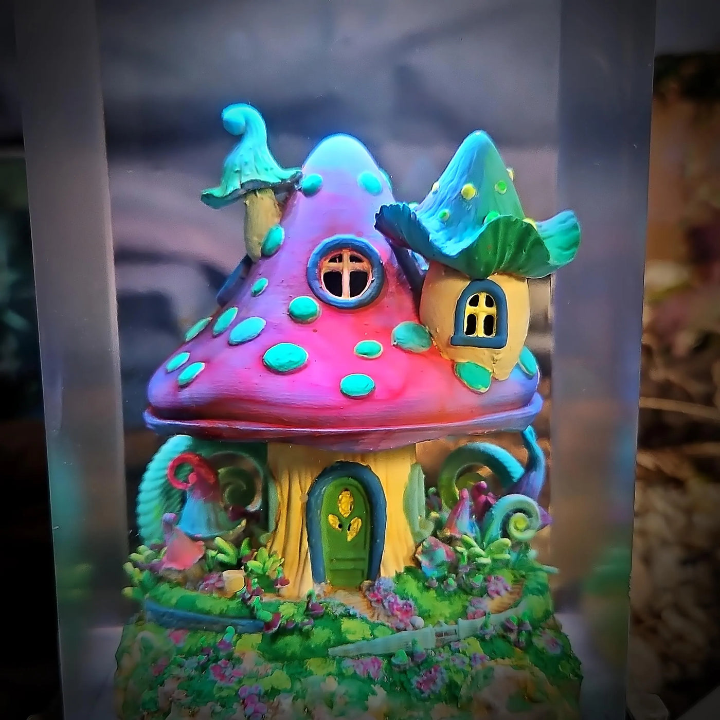 Mushroom house resin lamp