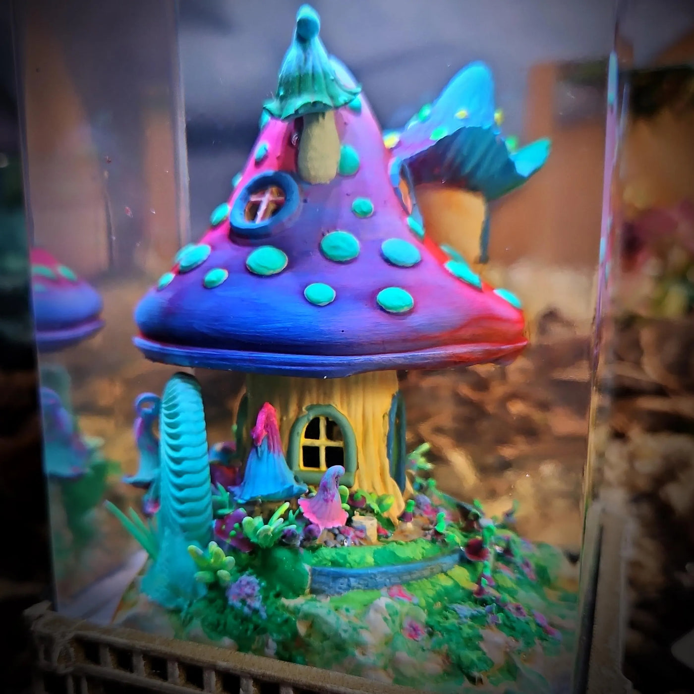 Mushroom house resin lamp